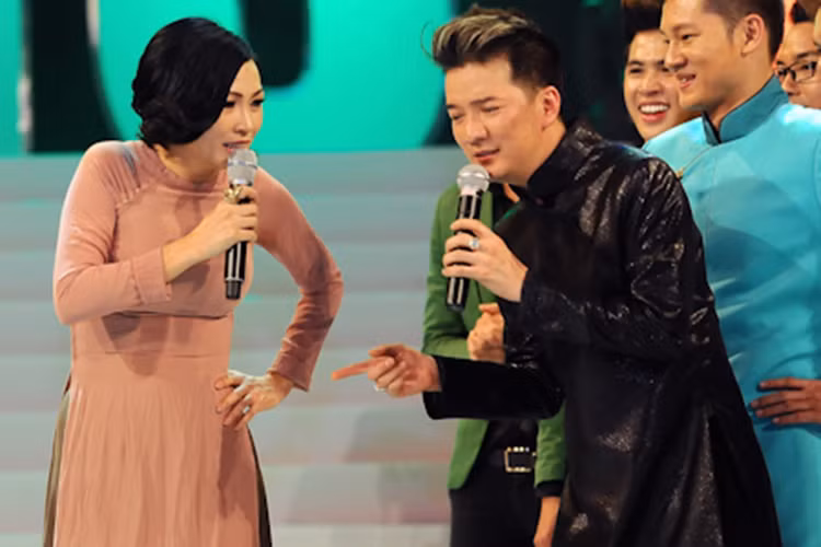 Mâu thuẫn giữa Mr Đàm và “chị Chanh” tưởng như đã được hòa giải khi cả hai hát cùng nhau trên sân khấu trong đêm trao giải Làn sóng xanh vào tháng 12/2012. Thế nhưng, Phương Thanh phủ nhận chuyện "gương vỡ lại lành" với “ông hoàng nhạc Việt”. Ảnh: Yeah1
