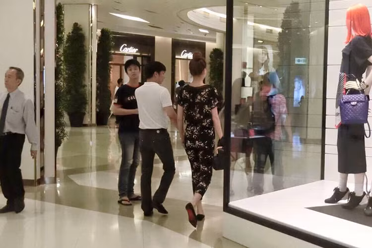 Lộ ảnh tay trong tay đi mua sắm với Chu Đăng Khoa, Hồ Ngọc Hà bị vợ của vị đại gia mắng thất đức và chấp nhận nhường chồng. Trong dòng chia sẻ này, chị Vân Anh chỉ đích danh Hà Hồ. Giữa lùm xùm, “nữ hoàng giải trí” bất ngờ khóa trang cá nhân. Ảnh: Dân Việt