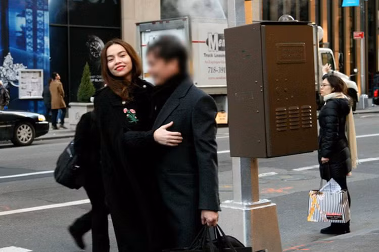 Tháng 11/2016, một cư dân mạng đăng tải hình ảnh Hồ Ngọc Hà ôm Chu Đăng Khoa tình tứ trên đường phố New York. Một số nguồn tin cho hay nữ ca sĩ đi công tác ở Mỹ kết hợp đón sinh nhật cùng người tình. Ảnh: Zing