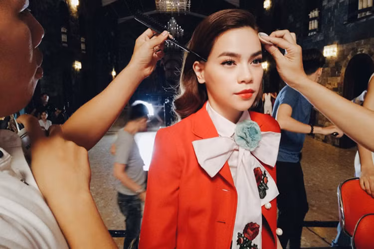 Sau lời xin lỗi của đại gia kim cương, Hồ Ngọc Hà tiếp tục bị ném đá, tẩy chay. Trước sóng gió của dư luận, “nữ hoàng giải trí” hạn chế tham gia trình diễn. Cô chỉ nhận lời làm giám khảo The Face. Sau đó, lùm xùm tạm lắng xuống. Ảnh: VTV