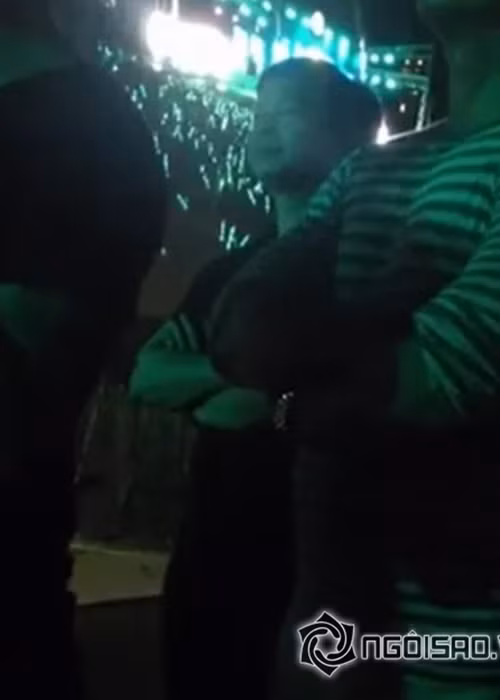 Cuối tháng 7/2016, Chu Đăng Khoa bất ngờ xuất hiện trong đêm nhạc của Hồ Ngọc Hà tại sân vận động Mỹ Đình. Anh hòa lẫn vào hàng nghìn khán giả và lặng lẽ xem Hà Hồ trình diễn trên sân khấu. Ảnh: Giadinhvietnam