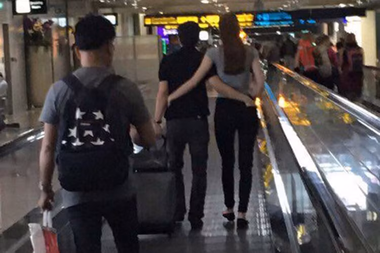 Đúng ngày Valentine 2016, Hà Hồ úp mở hình ảnh người đàn ông bí mật. Không lâu sau đó, hình ảnh Chu Đăng Khoa và Hồ Ngọc Hà tình tứ ở sân bay Thái Lan được chia sẻ. Điều này khiến dư luận tin rằng nữ ca sĩ đang đón Lễ tình nhân bên đại gia kim cương. Ảnh: Người đưa tin