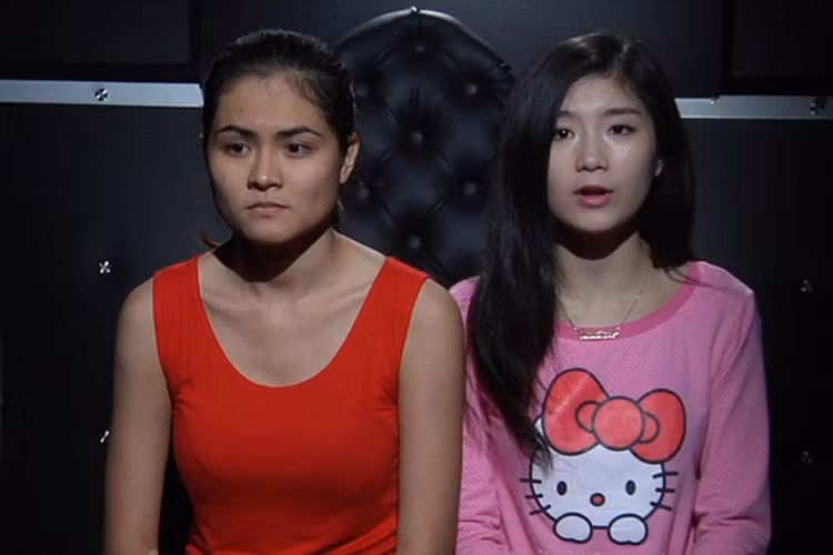 Nhiều khán giả chê trách, thậm chí đòi dừng ngay chương trình Người giấu mặt vì phát sóng những hình ảnh cởi đồ phản cảm của thí sinh nữ trên một kênh truyền hình dành cho khán giả trẻ. Ảnh: VTV