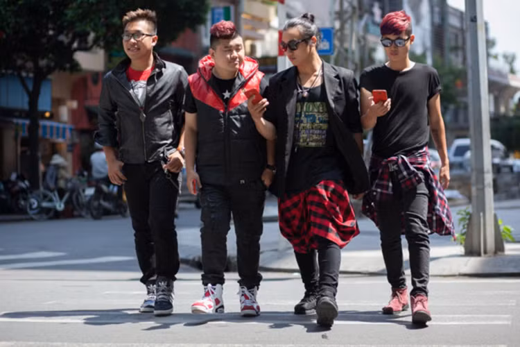 Bị chỉ trích, ban nhạc FBand nhiều lần gửi lời xin lỗi đến công chúng. Ban tổ chức chương trình Nhân tố bí ẩn cũng lên tiếng thừa nhận sai sót đồng thời cho biết mình chỉ sử dụng trang phục dân tộc có sẵn cho các thí sinh. Ảnh: Zing