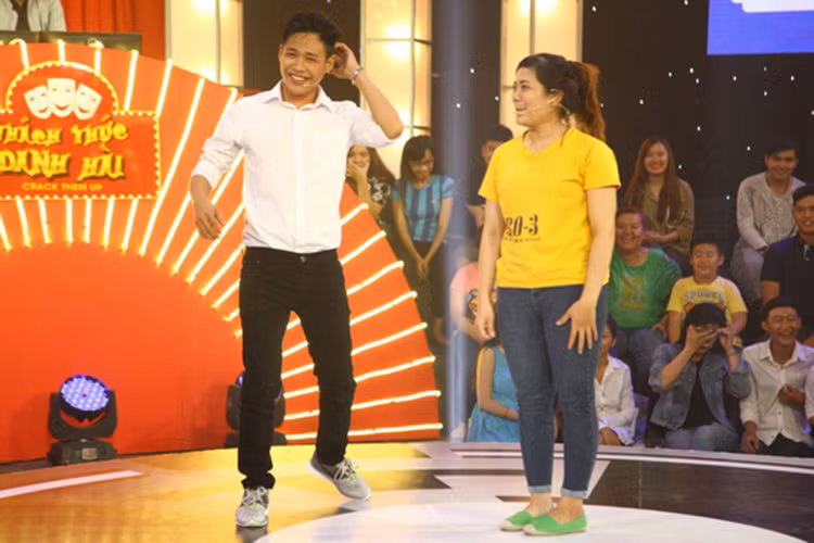 Ngoài ồn ào của Hương Giang, nhiều sự cố gameshow truyền hình cũng khiến khán giả bức xúc. Cách đây không lâu, việc Tấn Lợi trở thành quán quân Thách thức danh hài vấp phải những ý kiến trái chiều. Cụ thể, trong chung kết, ở phần thi cuối, Tấn Lợi chọc cười bằng câu nói tục tĩu khi gọi vợ là “mập..đ…”. Ảnh: Người lao động