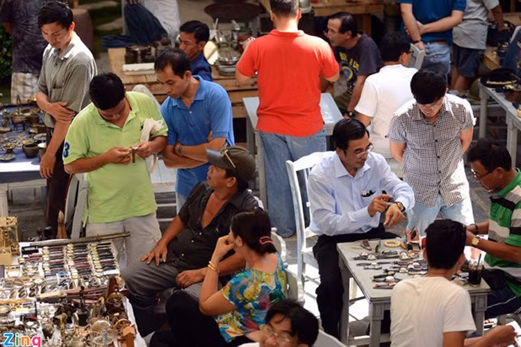 Chợ ve chai TP HCM sáng chủ nhật hàng tuần, những người yêu thích sưu tập đồ cũ lại tìm đến phiên chợ ve chai nằm trong khuôn viên một quán cà phê ở TP HCM. Phiên chợ bày bán đủ mọi loại hàng hóa, từ bình dân đến cao cấp (Ảnh: Zing)