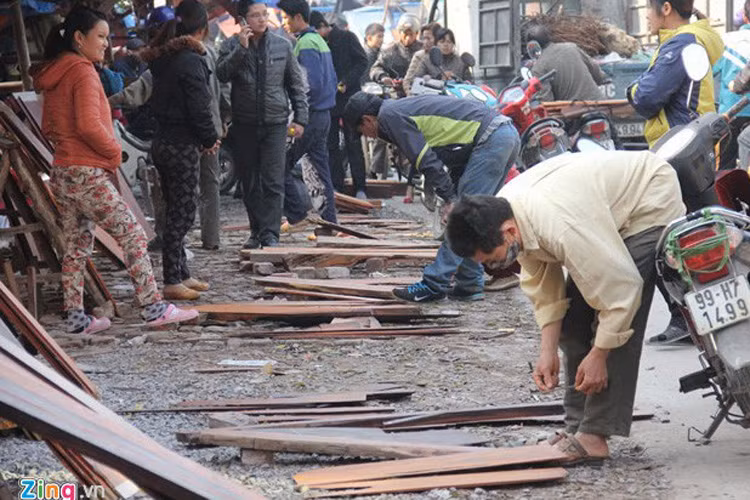 Chợ gỗ vụn Bắc Ninh mua bán gỗ trắc vụn, ngày nào cũng họp. Ở đây, gỗ vụn, thô thường bán theo cân, với giá khoảng 1 triệu đồng/kg. Những tấm ván dài, nguyên khối có giá từ 10 đến 50 triệu đồng mỗi tấm (Ảnh: Zing)