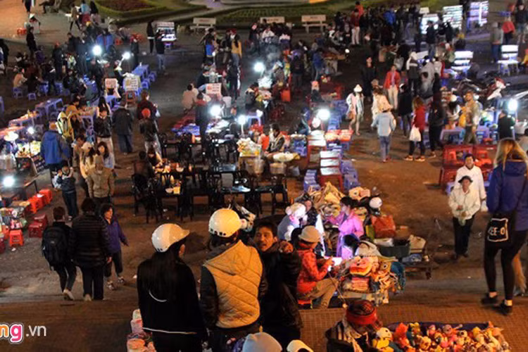 Chợ Âm Phủ Đà Lạt, Lâm Đồng họp từ 19h tối đến khoảng 4h sáng hôm sau. Chợ đêm Đà Lạt rất náo nhiệt với hàng hóa chủ yếu là các loại quần áo, mũ, khăn len phục vụ khách đến xứ lạnh. Khu chợ này cũng là thiên đường của những món nướng giá rẻ (Ảnh: Zing)