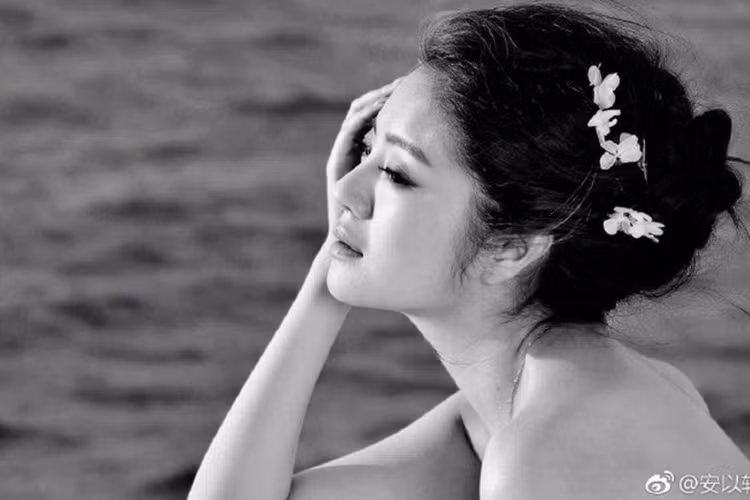 An Dĩ Hiên cũng xuất thân trong gia đình giàu có ở Đài Loan. Những năm qua, dù sự nghiệp không như trước, cô vẫn là "quý cô độc thân được săn đón".