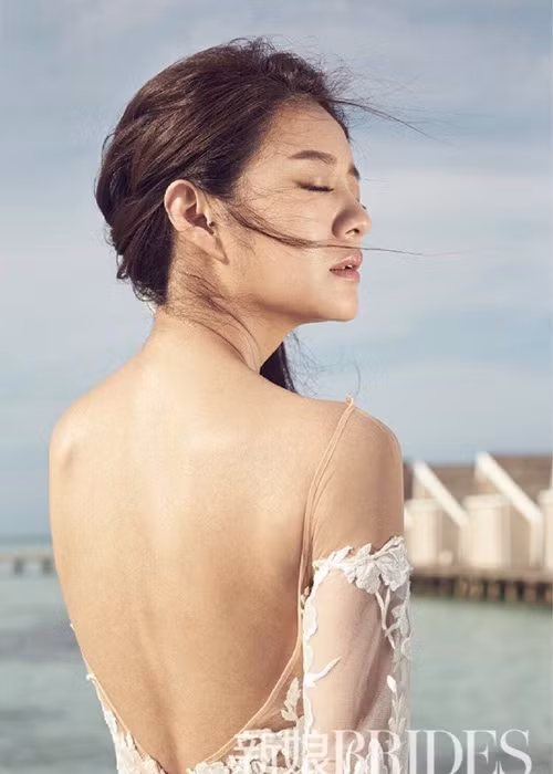 An Dĩ Hiên sinh năm 1980, là diễn viên nổi tiếng Đài Loan một thời. Sau khi sang Đại lục phát triển, cô gây chú ý nhờ vai diễn trong Tây du ký và gần đây là Ỷ thiên đồ long ký vào vai Triệu Mẫn bên cạnh tài tử Đặng Siêu. Vài năm trở lại đây, sự nghiệp cô chững lại đáng kể. An Dĩ Hiên không được các đạo diễn o bế như trước.