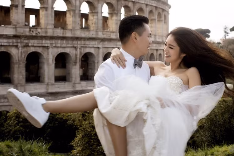 Thông tin An Dĩ Hiên cưới bất ngờ khiến nhiều người ngạc nhiên. Trước đó, cô vẫn giữ kín chuyện hẹn hò. Nhiều đồng nghiệp như Trần Kiều Ân, Trần Nghiên Hy đã gửi lời chúc phúc đến bạn thân.