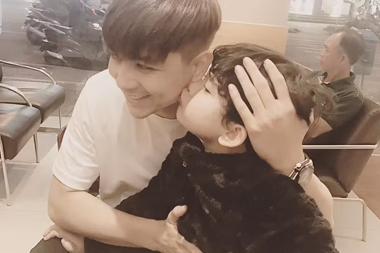 Trên trang cá nhân, Tim cũng chia sẻ hình ảnh buổi đi chơi cùng vợ con đồng thời viết: “Biết mình đau chân, hai bạn dẫn mình đi cà phê liền. Quá đã”. Ảnh: FBNV