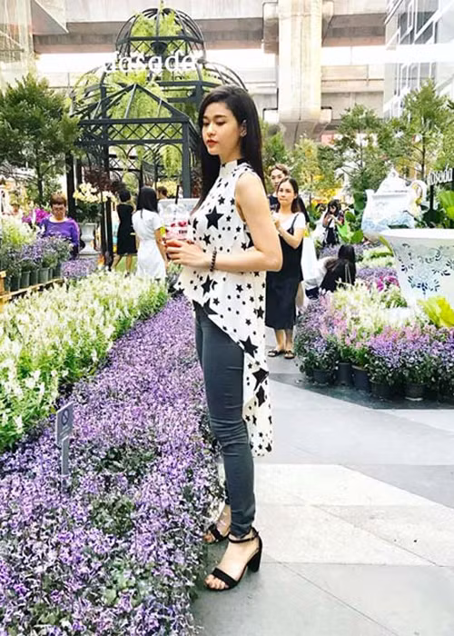 Về phía Trương Quỳnh Anh, cô đăng tải status đầy ẩn ý: “Tiến sai, lùi sai, đứng càng sai. Làm gì cho đúng chẳng buồn ai?”. Ảnh: FBNV