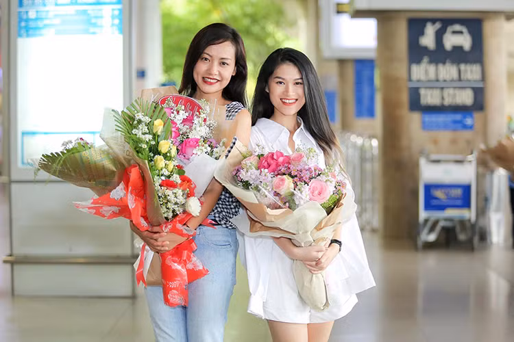 Tại sân bay Tân Sơn Nhất, TP HCM chiều qua (ngày 7/5), đạo diễn Hồng Ánh và diễn viên chính Ngọc Thanh Tâm xuất hiện đầy tươi tắn, rạng rỡ. Trong khi Hồng Ánh ăn vận giản dị thì Ngọc Thanh Tâm lại trẻ trung, cá tính khi diện mốt sơ mi giấu quần.
