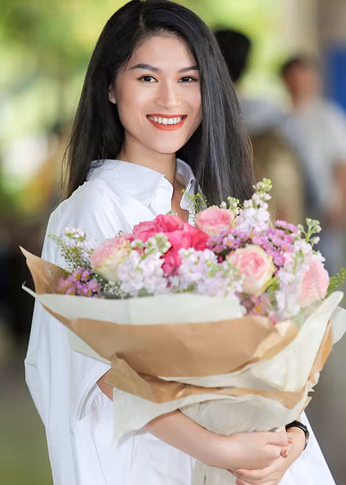 Ngay sau khi nhận hoa và lời chúc, nữ đạo diễn và nữ diễn chính của phim “Đảo của dân ngụ cư” vui mừng chụp hình kỷ niệm và trả lời phỏng vấn báo giới, truyền thông.