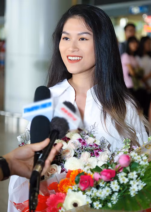 Hồng Ánh và Ngọc Thanh Tâm vỡ òa cảm xúc khi nhận được sự chào đón nồng nhiệt của người thân, bạn bè và đông đảo khán giả hâm mộ.