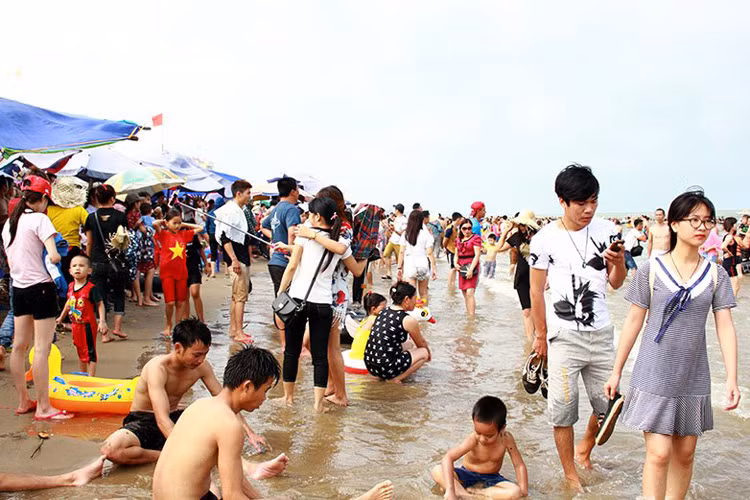 Du khách chia sẻ với nhau từng mét tại bãi biển sáng 1/5.