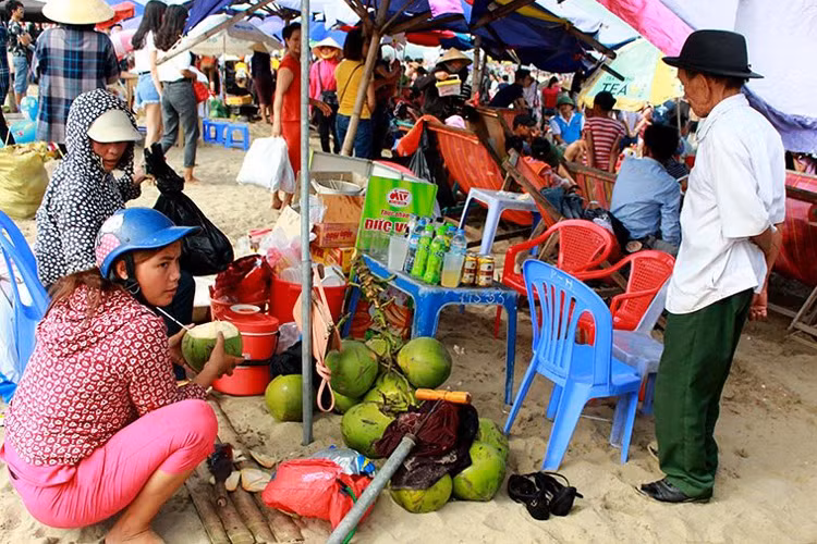 Các dịch vụ, hàng quán được mở ra bên bờ biển .