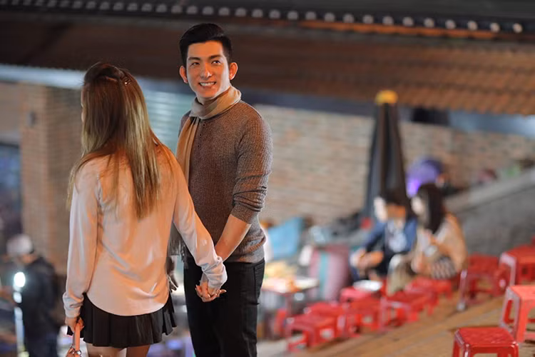 Trong chuyến du lịch mới đây ở Đà Lạt, Bảo Duy và bạn gái mới không ngại tình tứ trên phố. Ngoài ra, dù mới hẹn hò được 2 tháng nhưng cả hai đã xưng hô thân mật là vợ chồng. Ảnh: FBNV