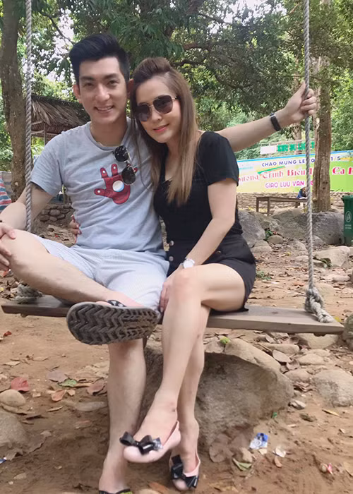 Trước những lời bàn tán quá vội yêu khi chỉ mới ly hôn với Phi Thanh Vân được 2 tháng, Bảo Duy không ngại đáp trả. Anh cho rằng việc có bạn gái mới khi đang độc thân là điều bình thường. Ảnh: FBNV