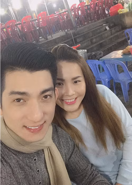 Bảo Duy dành nhiều lời có cánh cho tình mới. Anh khen ngợi cô là người phụ nữ hiền lành, hiếu thảo với gia đình, đặc biệt rất quan tâm và chiều mẹ anh. Ảnh: FBNV