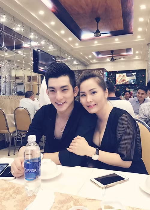 Hình ảnh Bảo Duy tình tứ bên bạn gái mới. Anh tiết lộ cô thường xuyên bay về Việt Nam để thăm anh cũng như để tiện cho công việc. Ảnh: FBNV