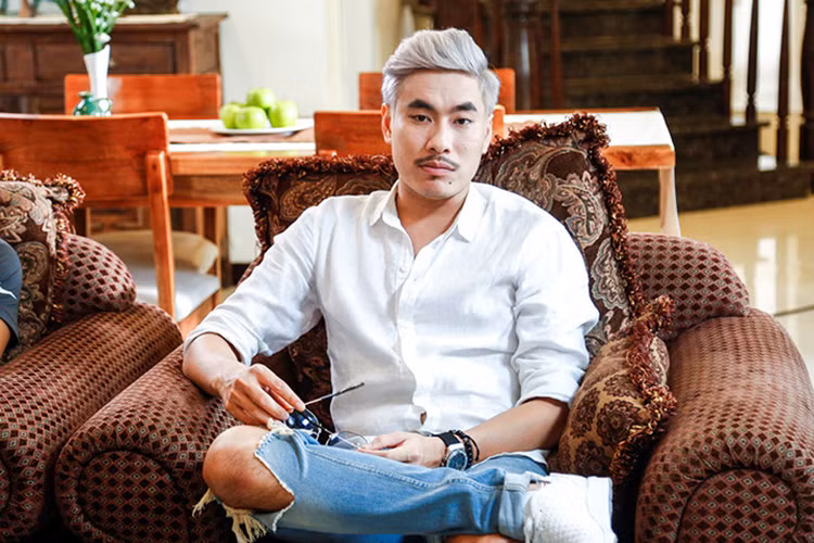 Sau hàng loạt vai phụ trên màn ảnh Việt, Kiều Minh Tuấn lần đầu đóng vai chính trong bộ phim điện ảnh “Em chưa 18”. Thay vì những vai hài hước, nghèo hèn, anh hóa thân vào một công tử chơi bời tên Hoàng. Ảnh: VOV