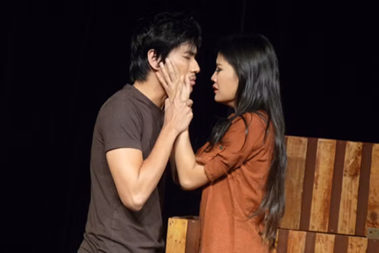 Trong “Chưa yêu sao hiểu”, Kiều Minh Tuấn vào vai Nam - một gã chuyên đòi nợ mướn nhưng rất có nghĩa khí. Vì hoàn cảnh của mình, nhân vật này chạy trốn tình yêu của Trâm - cô cháu gái của một gia đình giàu có. Ảnh: Bưu điện Việt Nam