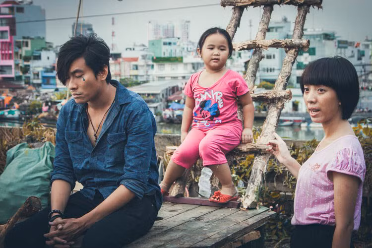 Năm 2016, diễn viên Kiều Minh Tuấn xuất hiện trong loạt phim điện ảnh: “Nắng”, “Lộc phát”, “Cho em gần anh thêm chút nữa”... Trong “Nắng”, anh đóng vai Tuấn - gã giang hồ đang bị truy đuổi. Ảnh: BTC