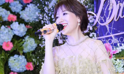 Ca si hat khong ro loi: Khan gia chuoc buc khi nghe!-Hinh-2