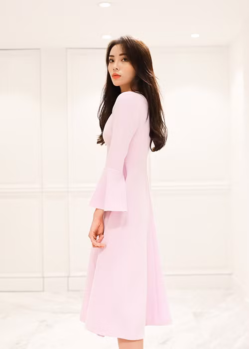 Người đẹp sinh năm 1996 đã được đích thân Đỗ Mạnh Cường lựa chọn, tư vấn trang phục.