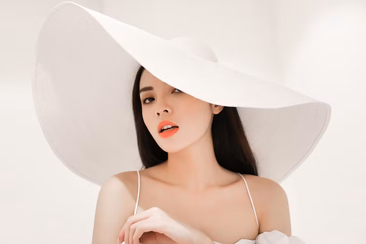 Sắp tới, Kỳ Duyên sẽ xuất hiện trong show thời trang của Đỗ Mạnh Cường ở Phú Quốc. Để chuẩn bị cho sự kiện này, cô vừa đi chọn trang phục phù hợp nhất.