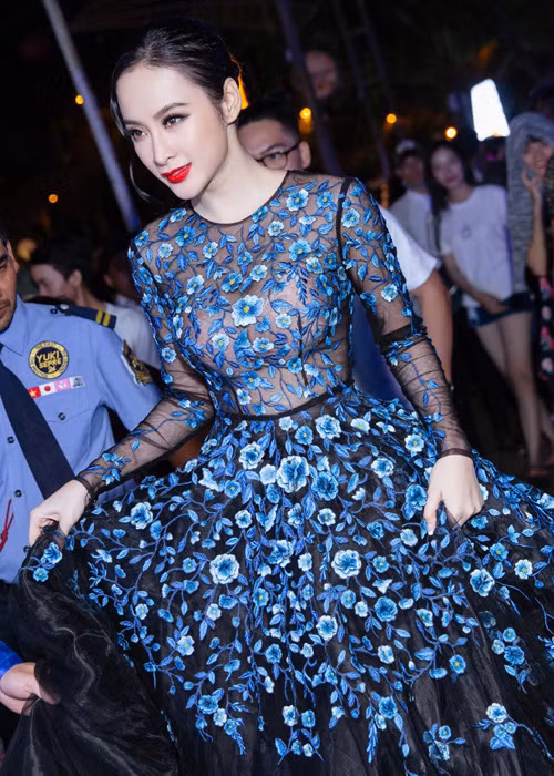 Với Angela Phương Trinh từ một cô bé sở hữu gương mặt đáng yêu, đôi mắt lanh lợi, cô hiện là nữ diễn viên xinh đẹp, gợi cảm. Angela Phương Trinh cũng là mỹ nhân Việt có gu thời trang sành điệu. Ảnh: FBNV