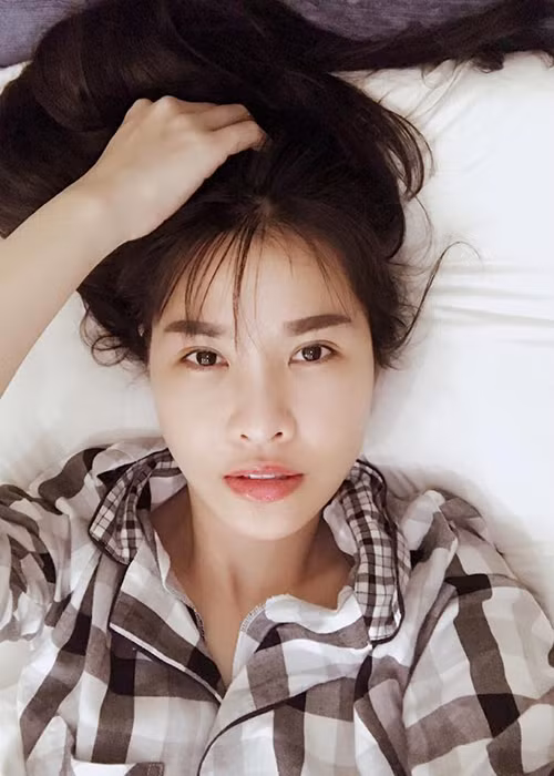 Cảm thấy tự ti với gương mặt cũ của mình, nữ ca sĩ thú nhận, trước đây, cô luôn phải dùng chế độ bóp gò má, làm cho mắt to ra và bóp hàm nhỏ lại mỗi khi chụp ảnh rồi đăng trên trang cá nhân. Ảnh: FBNV