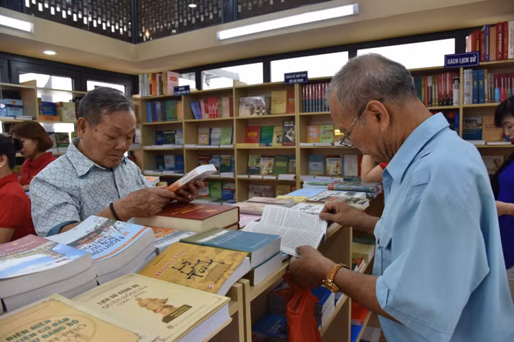 Phố sách Hà Nội quy tụ hàng chục gian hàng của các NXB, đơn vị phát hành sách lớn nhất tại Việt Nam. Ngay sau khi chính thức được khai trương, nhiều hoạt động tọa đàm, giới thiệu sách... cũng sẽ được tổ chức tại đây.