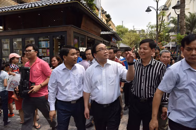 Sau buổi lễ, các vị lãnh đạo thành phố tham quan phố sách đầu tiên của thủ đô.