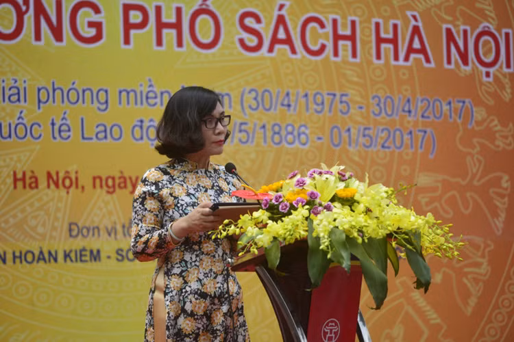Bà Phan Tú Lan, Giám đốc Sở Thông tin &amp; Truyền thông Hà Nội, đọc bài phát biểu trong lễ khai trương Phố sách Hà Nội tại phố 19-12 (quận Hoàn Kiếm) sáng 1/5.