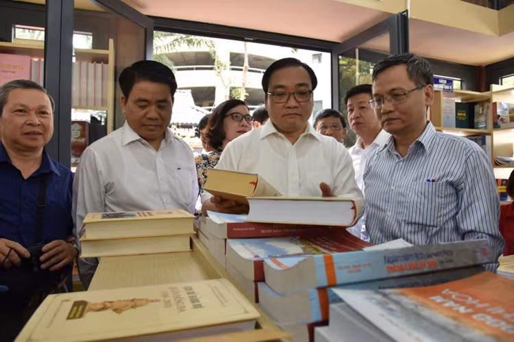 Trong bài viết nhân dịp khai trương Phố sách Hà Nội, Chủ tịch thành phố Nguyễn Đức Chung khẳng định sự ra đời của công trình này "đã đáp ứng mong mỏi của đông đảo nhân dân thủ đô, những người viết sách và những người làm công tác xuất bản, để Ngày Sách Việt Nam 21/4 thực sự có ý nghĩa trong đời sống xã hội."