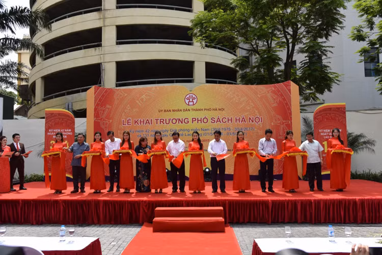 Lãnh đạo thành phố, đại diện Hội Xuất bản, Cục Xuất bản... cắt băng chính thức khai trương Phố sách Hà Nội.