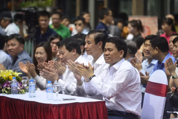 ... Đồng chí Nguyễn Đức Chung Chủ tịch thành phố Hà Nội và nhiều vị lãnh đạo các cơ quan văn hóa, lãnh đạo ngành xuất bản, các đơn vị xuất bản cũng như đông đảo người dân thủ đô.