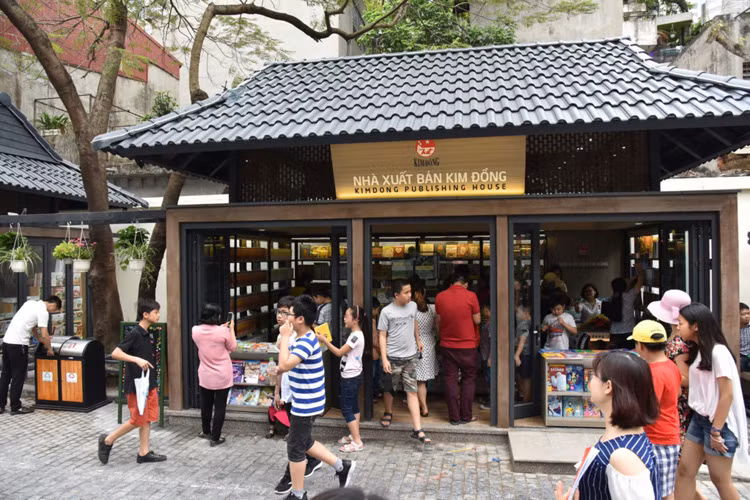 Những cửa hàng sách như của NXB Kim Đồng đã nhộn nhịp ngay từ trước khi Phố sách chính thức được khai trương.