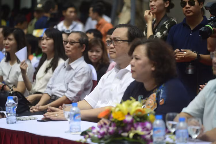 Tới dự lễ khai trương có đồng chí Hoàng Trung Hải, Bí thư Thành ủy Hà Nội, đồng chí Nguyễn Bích Ngọc - Chủ tịch Hội đồng Nhân dân thành phố Hà Nội...