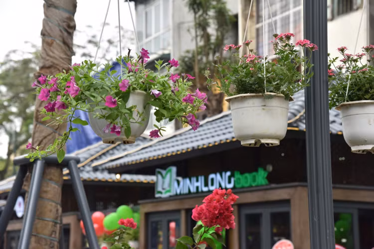 Không gian Phố sách được thiết kế và xây dựng hài hòa với cảnh quan, kiến trúc vốn có của các khu vực xung quanh. Các khoảng xanh tạo không khí thoáng đãng, thoải mái cho những người yêu sách khi tới đây.