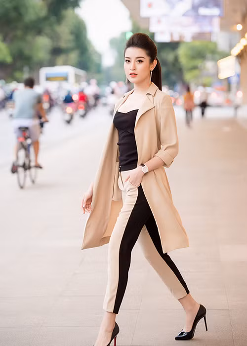 Tối 25/5, xuất hiện tại một sự kiện ở Hà Nội, Á hậu Huyền My gây bất ngờ với phong cách đầy cá tính. Cô diện bộ trang phục ton-sur-ton về màu sắc tối giản.