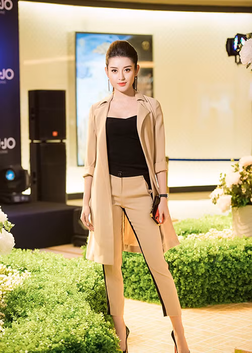 Hình ảnh Huyền My năng động, tươi trẻ tại sự kiện còn thể hiện sự tích cực thay đổi phong cách trước khi dự thi Hoa hậu Hòa bình Thế giới 2017 - Miss Grand International (MGI) 2017.