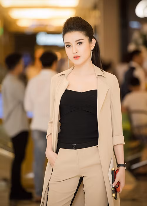 Là thí sinh chủ nhà và đại diện nhan sắc Việt Nam, Huyền My ý thức trách nhiệm và cố gắng rèn luyện từ hình thể đến kỹ năng giao tiếp, trình diễn…