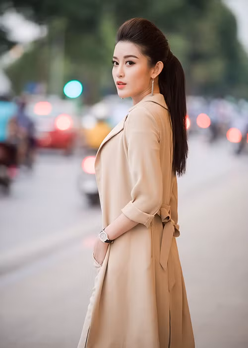 Trên nền trang phục với áo khoác dáng dài, áo phông tông đen và quần màu nude - đen, Huyền My chọn đi giày phom dáng mũi nhọn đơn giản nhưng lại nổi bật trong tổng thể.