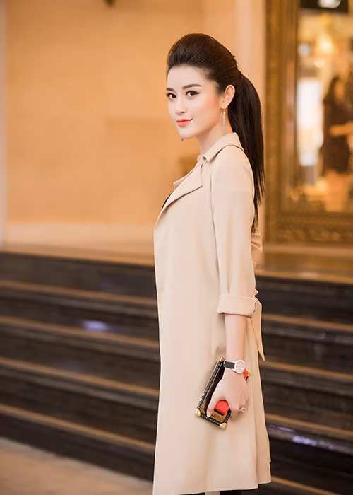 Thường xuyên đầu tư váy áo lộng lẫy mỗi lần xuất hiện trước công chúng nhưng Huyền My vẫn vô cùng xinh đẹp với phong cách cá tính lần này.