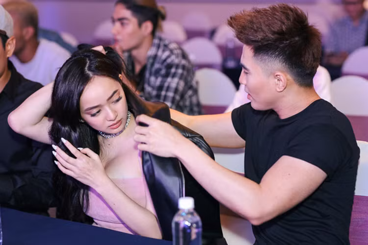 Hình ảnh Will ân cần chăm sóc Kaity Nguyễn tại một sự kiện. Cặp đôi cũng được nhận xét là xứng đôi vừa lứa. Trong khi Will là cựu thành viên nhóm nhạc 365 thì Kaity Nguyễn là một beauty blogger (người chuyên nói về làm đẹp trên mạng). Ảnh: Kul News