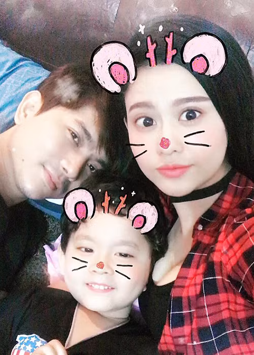 Giữa tâm bão ly hôn, Tim và Trương Quỳnh Anh vẫn vui vẻ đi ăn uống, đi chơi cùng nhau để con trai được hưởng trọn vẹn không khí gia đình ấm áp. Ảnh: FBNV